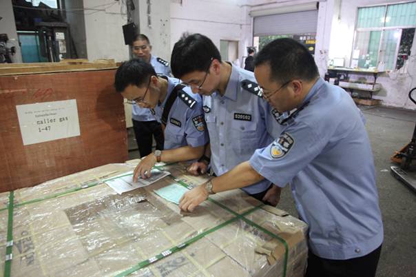 图为:黄埔海关缉私警察现场查获的涉案货物 谢政/摄