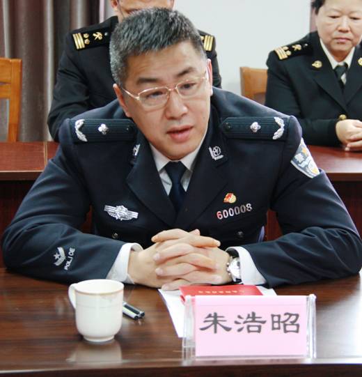 地点:广澳海关八楼会议室 参加人员:缉私局机关党委委员、副局长朱浩昭,广澳海关党总支书记、关长吴静勇,情报技术处党总支书记、处长刘彦波,缉私局机关党委副书记、政治处党支部书记、副主任朱晶;广澳海关和情报技术处各党支部书记、科长。 主持:缉私局机关党委副书记、政治处党支部书记、副主任朱晶 议程安排: (一)主持人致辞; (二)缉私局情报技术处党总支书记刘彦波发言; (三)广澳海关党总支书记吴静勇发言; (四)缉私局情报技术处党总支书记刘彦波与广澳海关党总支书记吴静勇签订《广澳海关情报技术处一岗双责党建共建