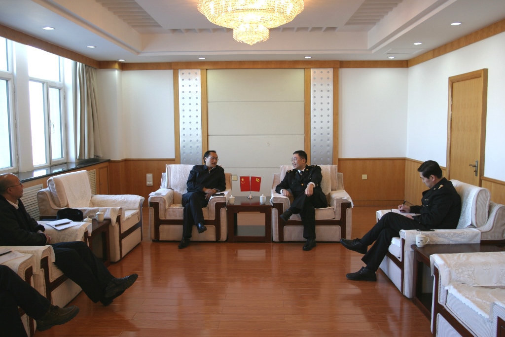 1月29日,满洲里海关副关长唐庆涛与来访的满洲里市委常委,政府副市长