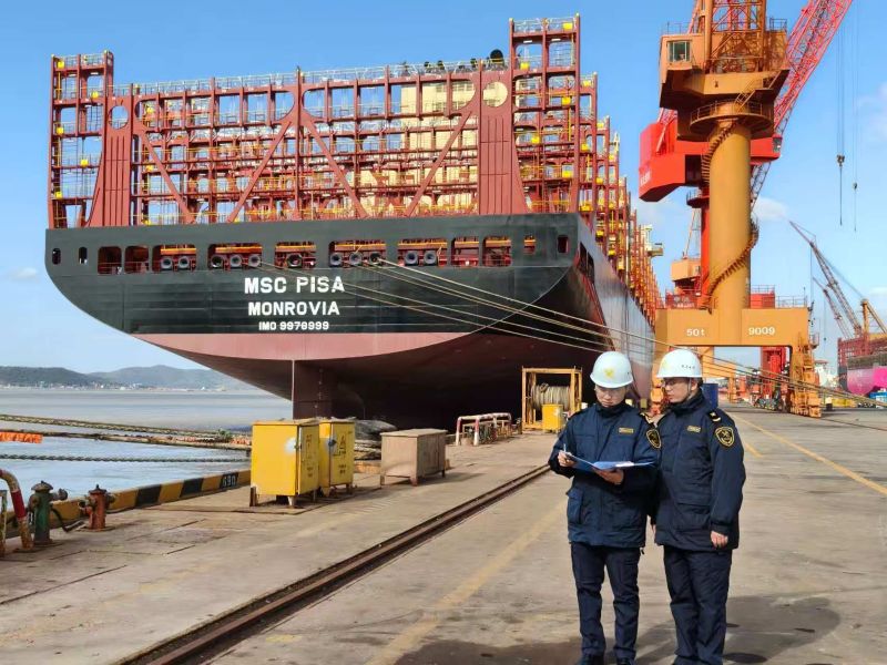 图为舟山海关关员对外籍修理船舶开展监管