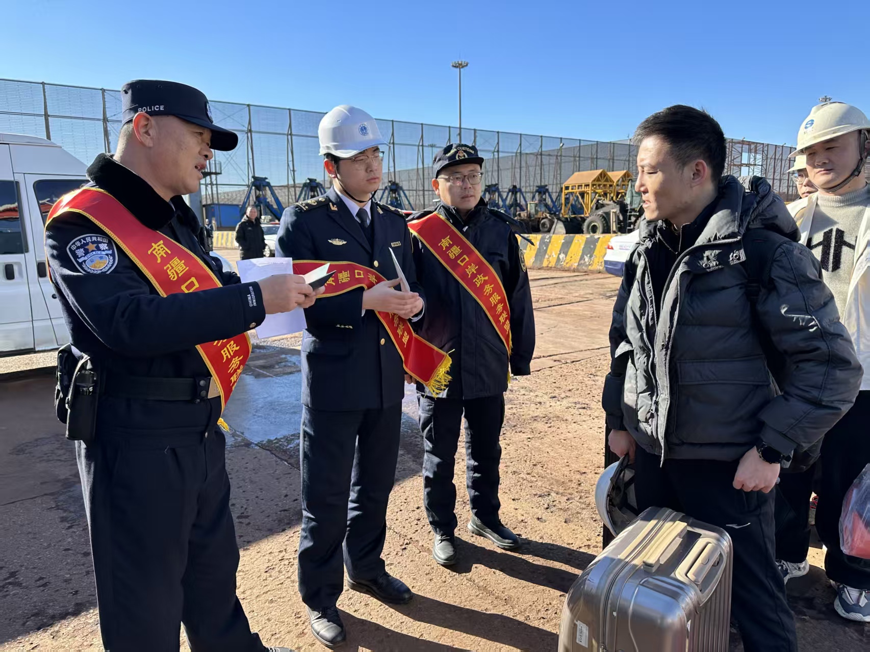 全会精神进一线 口岸服务暖人心